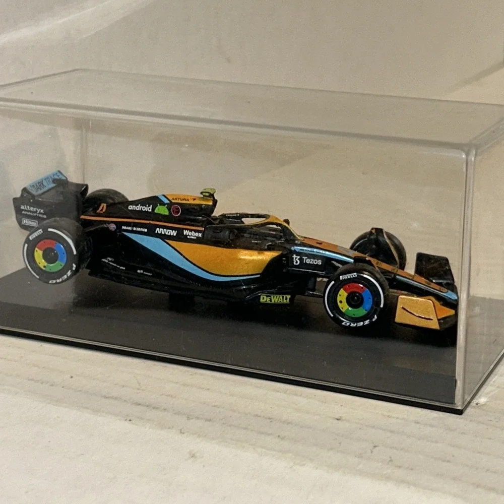 McLaren MCL36, #4 Lando Norris‎ F1 2022, Bburago Hardcase mit Fahrer 1:43